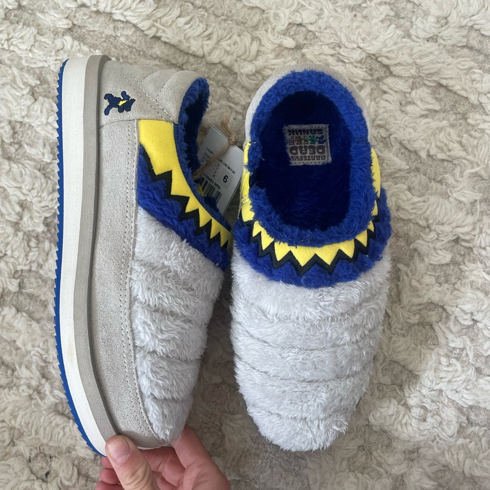 SANUK PUFFY CHILLER LOW GRATEFUL DEAD FAUX FUR SLIPPER SHOES - SIZE 6 NWT